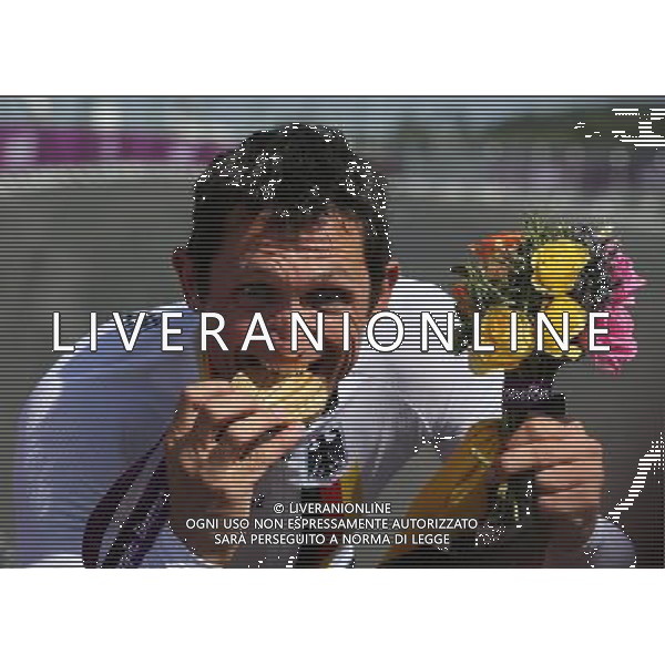 (120905) -- LONDON, Sept. 5, 2012 () -- Michael Teuber of Germany bites the gold medal during the awarding ceremony for the men\'s Cycling Road C1 competition at the London 2012 Paralympic Games in London, Britain, on Sept. 5, 2012. Teuber took the gold medal of the event with a time of 25:16.43. (/Yin Gang) (zc) PHOTOSHOT-AG ALDO LIVERANI SAS - ITALY ONLY