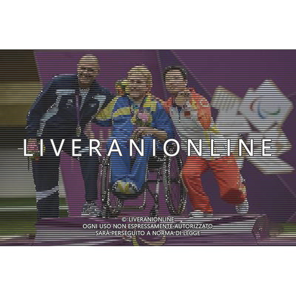 (120905) -- LONDON, Sept. 5, 2012 () -- Gold medalist Jakobsson Jonas (C) of Sweden, silver medalist Doron Shaziri (L) of Israel and bronze medalist Dong Chao of China pose for photos after the awarding ceremony for the men\'s R7-50m Rifle 3 Positions-SH1 final of the shooting event at the London 2012 Paralympic Games in London, Britain, on Sept. 5, 2012. (/Wang Haofei) (zc) PHOTOSHOT-AG ALDO LIVERANI SAS - ITALY ONLY