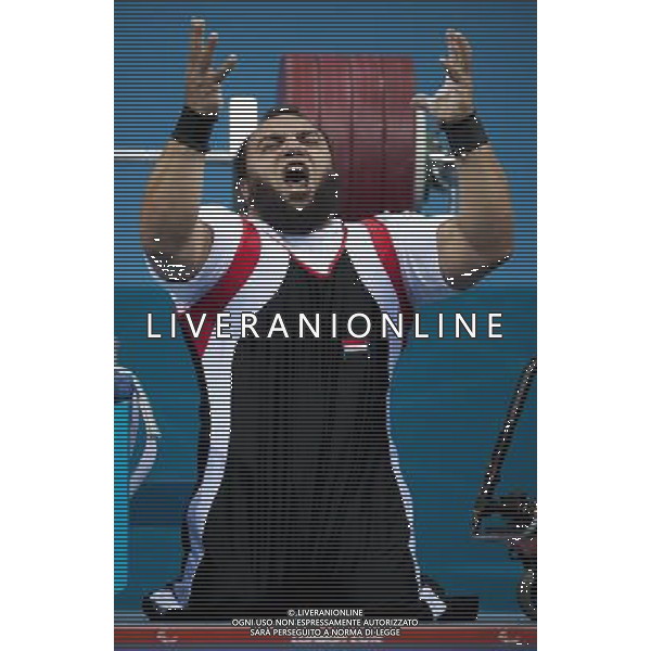 (120905) -- LONDON, Sep. 05, 2012 () -- Mohamed Eldib of Egypt celebrates after the powerlifting men\'s -100kg final at the London 2012 Paralympic Games in London, Britain, Sep. 5, 2012. Eldib won the gold medal and set a new world record with 249kg. (/Lui Siu Wai) (jyc) PHOTOSHOT-AG ALDO LIVERANI SAS - ITALY ONLY