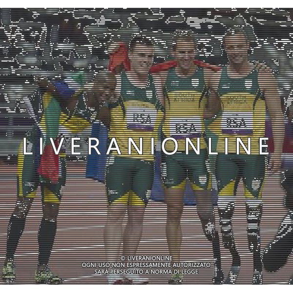(120906) -- LONDON, Sept. 6, 2012 () -- Samkelo Radebe, Zivan Smith, Arnu Fourie and Oscar Pistorius of South Africa pose for photograph after the men\'s T42/T46 4x100m relay final at the London 2012 Paralympic Games in London, Britain, on Sept. 5, 2012. Team South Africa won the gold and created the new world record with 41.78 seconds. (/Yang Lei) (lm) PHOTOSHOT-AG ALDO LIVERANI SAS - ITALY ONLY