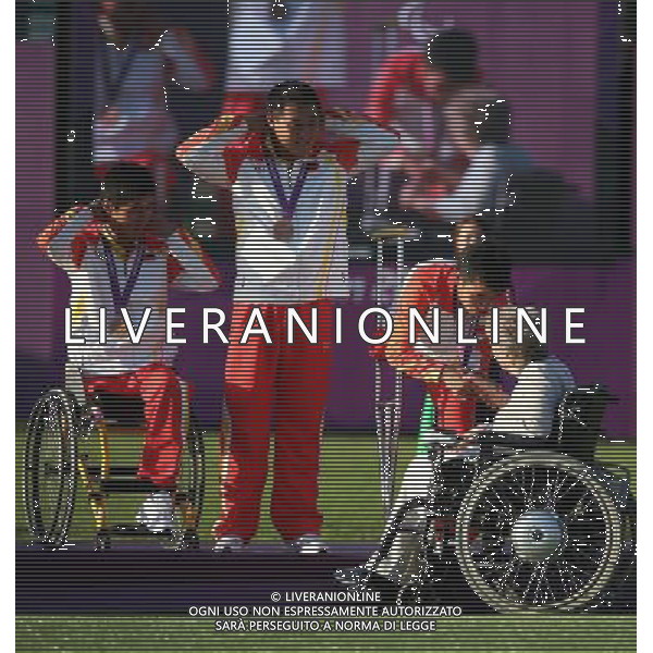 (120906) -- LONDON , Sept. 6, 2012 () -- Margaret Maughan (1st R), Britain\'s first gold medal winner at the inaugural 1960 Rome Paralympics and lit the cauldron at the opening ceremony of the 2012 Summer Paralympics, shakes hands with Li Zongshan (2nd R) of team China during the awarding ceremony of the men\'s team recurve open final of archery competition at the London 2012 Paralympic Games in London, Britain, on Sept. 5, 2012. Team China won the bronze medal. (/Wang Lili) (lm) PHOTOSHOT-AG ALDO LIVERANI SAS - ITALY ONLY