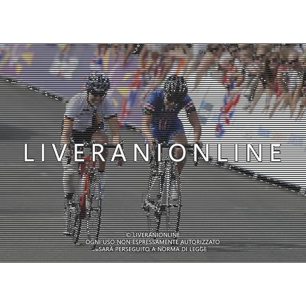 (120906) -- LONDON, Sept. 6, 2012 () -- Denise Schindler (L) of Germany and Alison Jones of the United States compete during the women\'s Individual C 1-3 Road Race of the cycling road event at the London 2012 Paralympic Games in London, Britain, on Sept. 6, 2012. Schindler and Jones took the silver and bronze medal of the event respectively. (/Chen Yehua) (zc) PHOTOSHOT/AG ALDO LIVERANI SAS - ITALY ONLY -