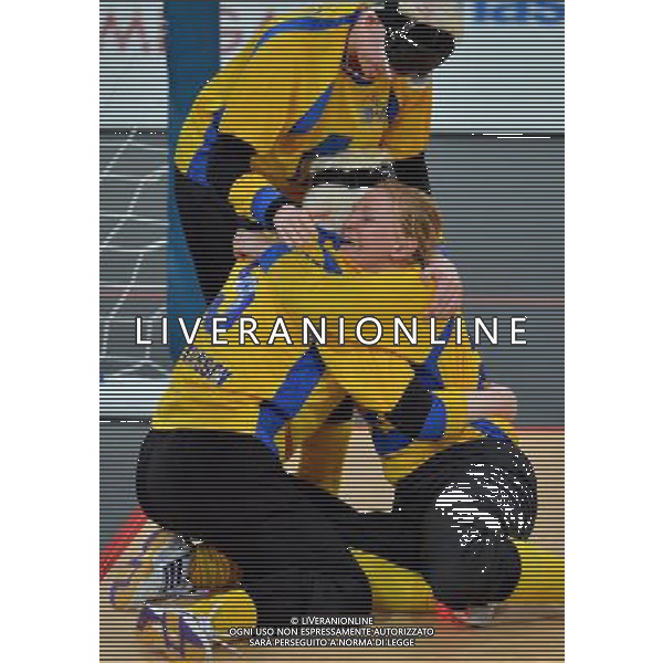 (120907) -- LONDON , Sept. 7, 2012 () -- Players of Sweden celebrate during the women\'s goalball bronze medal match against Finland at the London 2012 Paralympic Games in London, Britain, Sept. 7, 2012. Sweden won 5-1. (/Lin Yiguang) (hcs) PHOTOSHOT/AG ALDO LIVERANI SAS - ITALY ONLY -