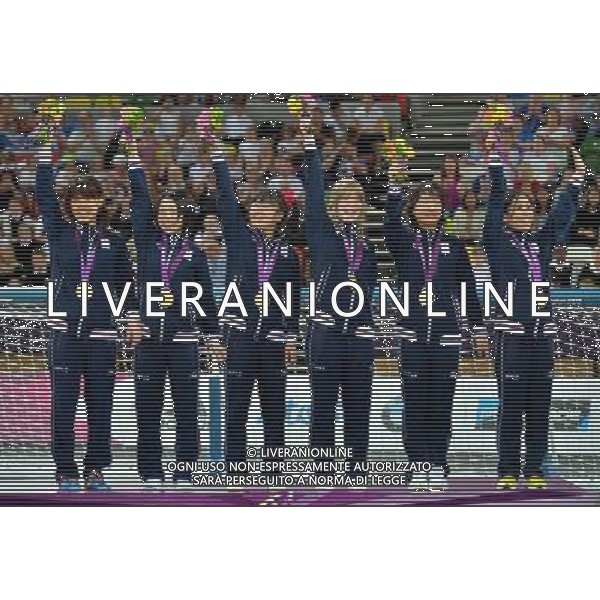 (120907) -- LONDON, Sept. 7, 2012 () -- Players of Japan greet the audience during the victory ceremony for the women\'s goalball at the London 2012 Paralympic Games in London, Britain, on Sept. 7, 2012. Japan defeated China 1-0 and won the gold medal. (/Lin Yiguang) PHOTOSHOT/AG ALDO LIVERANI SAS - ITALY ONLY -