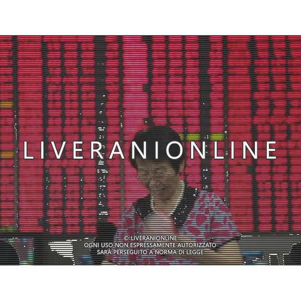 (120907) -- WUXI, Sept. 7, 2012 () -- An investor stands in front of an electronic index board at a brokerage house in Wuxi, east China\'s Jiangsu Province, Sept. 7, 2012. China stocks on Friday posted the biggest single-day rallies in almost eight months and recovered last month\'s losses in just one day after the country\'s top economic planner unveiled trillion-yuan stimulus plans to buoy the slowing economy. The benchmark Shanghai Composite Index jumped 75.84 points, or 3.7 percent, to close at 2,127.76, marking the biggest daily gain by percentage points since Jan. 18 this year. The Shenzhen Component Index surged 420.8 points, or 5.08 percent, to close at 8,709.07. (/Huan Yueliang) (hdt) PHOTOSHOT/AG ALDO LIVERANI SAS - ITALY ONLY PHOTOSHOT/AG ALDO LIVERANI SAS - ITALY ONLY