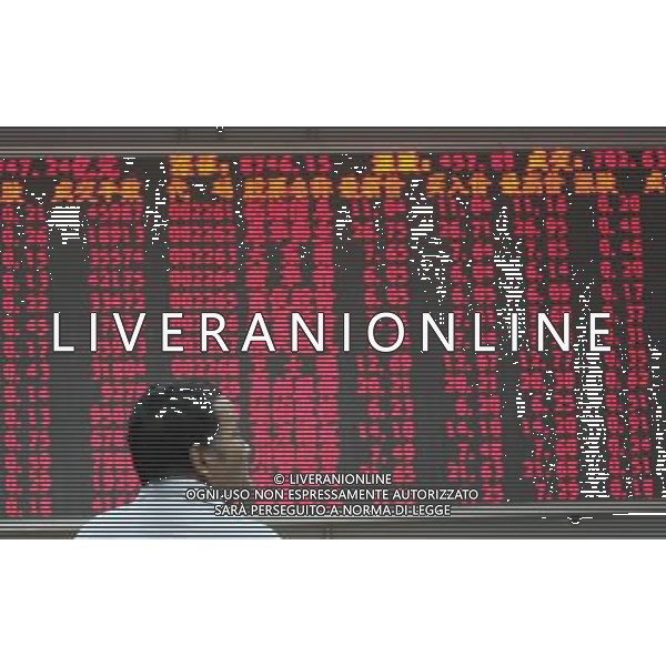 (120907) -- QINGDAO, Sept. 7, 2012 () -- An investor watches stock movements at a brokerage house in Qingdao, east China\'s Shandong Province, Sept. 7, 2012. China stocks on Friday posted the biggest single-day rallies in almost eight months and recovered last month\'s losses in just one day after the country\'s top economic planner unveiled trillion-yuan stimulus plans to buoy the slowing economy. The benchmark Shanghai Composite Index jumped 75.84 points, or 3.7 percent, to close at 2,127.76, marking the biggest daily gain by percentage points since Jan. 18 this year. The Shenzhen Component Index surged 420.8 points, or 5.08 percent, to close at 8,709.07. (/Huang Jiexian) (hdt) PHOTOSHOT/AG ALDO LIVERANI SAS - ITALY ONLY PHOTOSHOT/AG ALDO LIVERANI SAS - ITALY ONLY