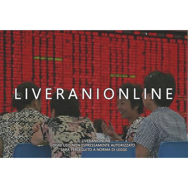 (120907) -- SHANGHAI, Sept. 7, 2012 () -- Investors are seen at a stock trading hall in Shanghai, east China, Sept. 7, 2012. China stocks on Friday posted the biggest single-day rallies in almost eight months and recovered last month\'s losses in just one day after the country\'s top economic planner unveiled stimulus plans worth more than 1 trillion yuan to buoy the slowing economy. The benchmark Shanghai Composite Index jumped 75.84 points, or 3.7 percent, to close at 2,127.76. The Shenzhen Component Index surged 420.8 points, or 5.08 percent, to close at 8,709.07. (/Zhuang Yi)(mcg) PHOTOSHOT/AG ALDO LIVERANI SAS - ITALY ONLY PHOTOSHOT/AG ALDO LIVERANI SAS - ITALY ONLY