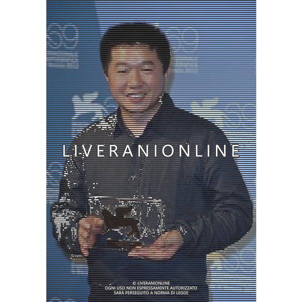 (120908) -- VENICE, Sept. 8, 2012 () -- Chinese director Wang Bing poses with the Orizzonti Award for Best Film for his documentary \'San Zimei (Three Sisters)\' after the awarding ceremony of the 69th Venice International Film Festival in Venice, Italy, Sept. 8, 2012. (/Wang Qingqin) PHOTOSHOT/AG ALDO LIVERANI SAS - ITALY ONLY -