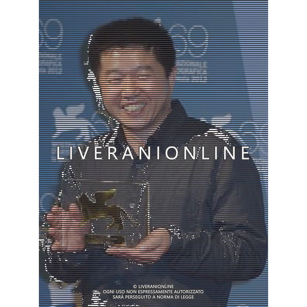 (120908) -- VENICE, Sept. 8, 2012 () -- Chinese director Wang Bing poses with the Orizzonti Award for Best Film for his documentary \'San Zimei (Three Sisters)\' after the awarding ceremony of the 69th Venice International Film Festival in Venice, Italy, Sept. 8, 2012. (/Wang Qingqin) PHOTOSHOT/AG ALDO LIVERANI SAS - ITALY ONLY -