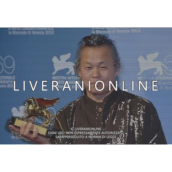 (120908) -- VENICE, Sept. 8, 2012 () -- South Korean director Kim Ki-duk poses with the Golden Lion for Best Film for his film \'Pieta\' after the awarding ceremony of the 69th Venice International Film Festival in Venice, Italy, Sept. 8, 2012. (/Wang Qingqin) PHOTOSHOT/AG ALDO LIVERANI SAS - ITALY ONLY -