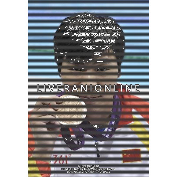 (120909) -- LONDON, Sept. 9, 2012 () -- Du Jianping of China poses with the bronze medal after the awarding ceremony of the men\'s 50m backstroke S3 final of swimming competition at the London 2012 Paralympic Games in London, Britain, on Sept. 8, 2012. Du took the bronze medal with 46.48 seconds. (/Wu Wei) (lm) PHOTOSHOT/AG ALDO LIVERANI SAS - ITALY ONLY -
