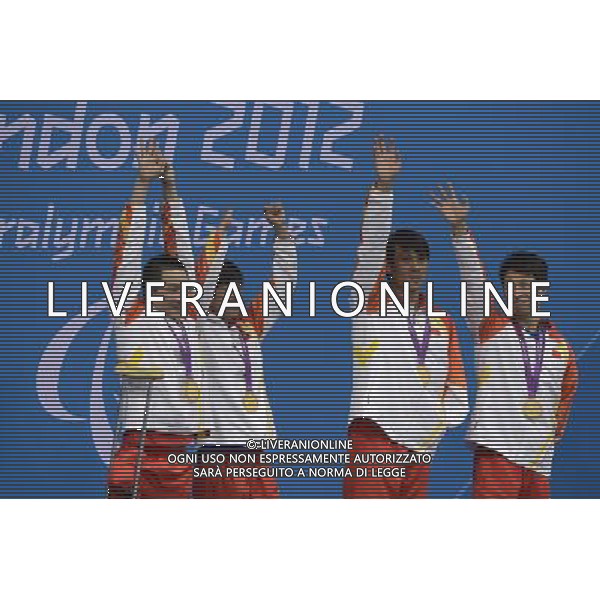 (120909) -- LONDON, Sept. 9, 2012 () -- Liu Xiaobing, Lin Furong, Wei Yanpeng and Wang Yinan (L-R) of China\'s team pose for photograph during the awarding ceremony of the men\'s 4x100m medley relay 34 points final of swimming competition at the London 2012 Paralympic Games in London, Britain, on Sept. 8, 2012. China won the gold medal and created the new world record with 4 minutes and 09.04 seconds. (/Wu Wei) (lm) PHOTOSHOT/AG ALDO LIVERANI SAS - ITALY ONLY -