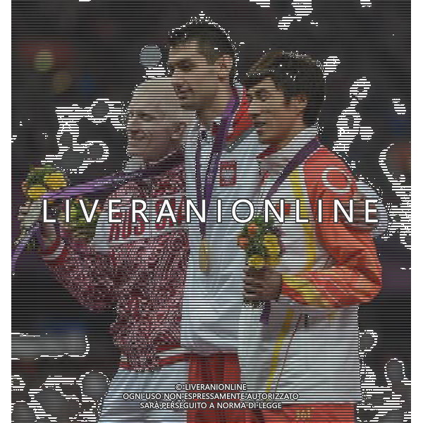 (120909) -- LONDON, Sept. 9, 2012 () -- Gold medalist Mateusz Michalski (C) of Poland, silver medalist Fedor Trikolich (L) of Russia and bronze medalist Li Yansong of China pose for photograph during the awarding ceremony of the men\'s 200m T12 final of athletics competition at the London 2012 Paralympic Games in London, Britain, on Sept. 8, 2012. (/Wang Haofei) (lm) PHOTOSHOT/AG ALDO LIVERANI SAS - ITALY ONLY -