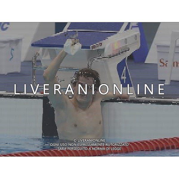(120909) -- LONDON, Sept. 9, 2012 () -- Gustavo Sanchez Martinez of Mexico celebrates for victory after winning the men\'s 200m freestyle S4 final of swimming competition at the London 2012 Paralympic Games in London, Britain, on Sept. 8, 2012. Gustavo Sanchez Martinez won the gold medal with 2 minutes and 58.09 seconds. (/Wu Wei) (lm) PHOTOSHOT/AG ALDO LIVERANI SAS - ITALY ONLY -