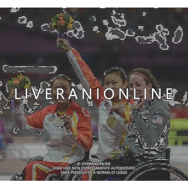 (120909) -- LONDON, Sept. 9, 2012 () -- Gold medalist Liu Wenjun (C), silver medalist Dong Hongjiao (L) of China and bronze medalist Tatyana McFadden of the United States pose for photograph during the awarding ceremony of the women\'s 100m T54 final of athletics competition at the London 2012 Paralympic Games in London, Britain, on Sept. 8, 2012. (/Wang Haofei) (lm) PHOTOSHOT/AG ALDO LIVERANI SAS - ITALY ONLY -