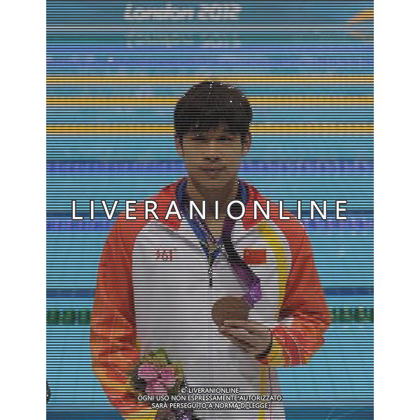 (120909) -- LONDON, Sept. 9, 2012 () -- Lin Furong of China poses for photograph after the awarding ceremony of the men\'s 100m breaststroke SB9 final of swimming competition at the London 2012 Paralympic Games in London, Britain, on Sept. 8, 2012. Lin took the bronze medal with 1 minute and 07.40 seconds. (/Yang Shiyao) (lm) PHOTOSHOT/AG ALDO LIVERANI SAS - ITALY ONLY -