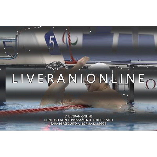 (120909) -- LONDON, Sept. 9, 2012 () -- Daniel Dias (R) of Brazil is congratulated by Roy Perkins of the United States after winning the men\'s 100m freestyle S5 final of swimming competition at the London 2012 Paralympic Games in London, Britain, on Sept. 8, 2012. Daniel Dias won the gold medal with 1 minute and 09.35 seconds. (/Wu Wei) (lm) PHOTOSHOT/AG ALDO LIVERANI SAS - ITALY ONLY -