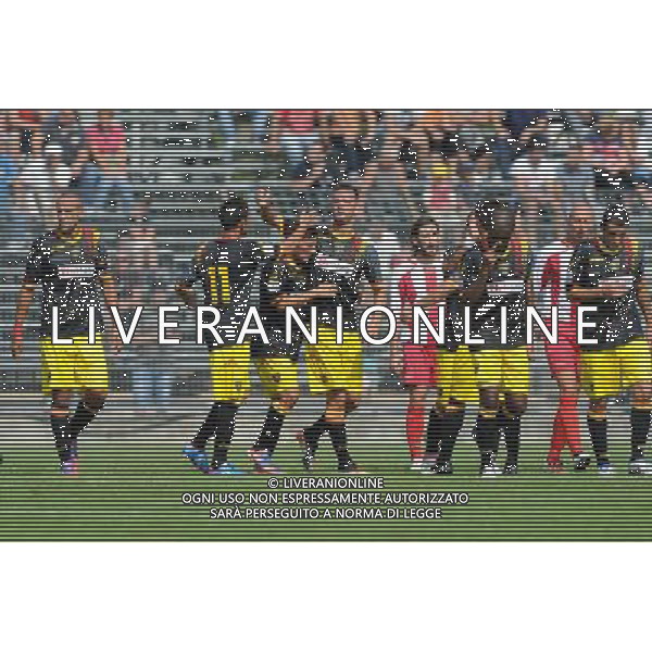 Campionato Lega PRO 1° Divisione girone A - 2° Giornata Cuneo 9-09-2012 Cuneo - Lecce nella foto: esultanza Lecce dopo l\'1 a 0 di Esposito foto Roberto Garavaglia - ag. Aldo Liverani sas