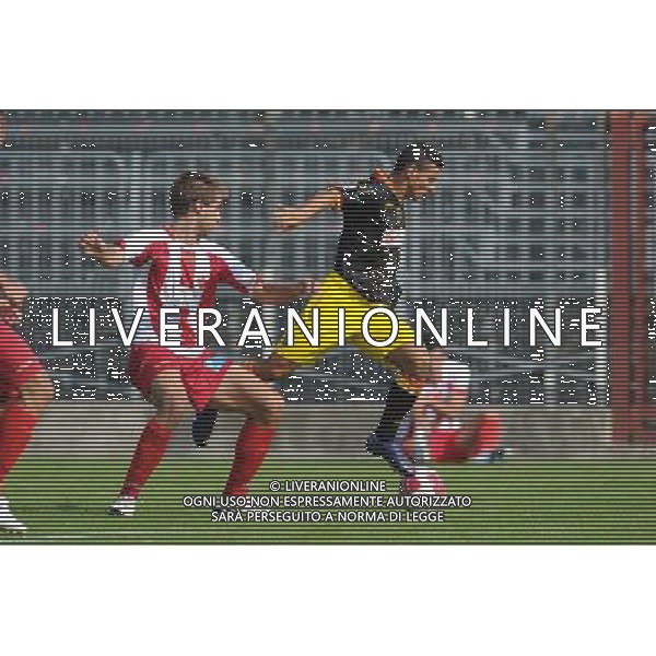 Campionato Lega PRO 1° Divisione girone A - 2° Giornata Cuneo 9-09-2012 Cuneo - Lecce nella foto: Ferri ferma Falco in area di rigore foto Roberto Garavaglia - ag. Aldo Liverani sas