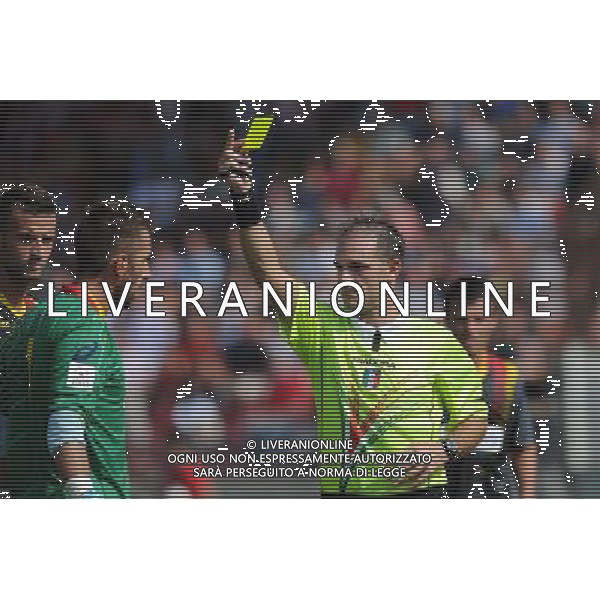 Campionato Lega PRO 1¡ Divisione girone A - 2¡ Giornata Cuneo 9-09-2012 Cuneo - Lecce nella foto: l\'arbitro Cristian Brasi di Seregno ammonisce Massimiliano Benassi (Lecce) foto Roberto Garavaglia - ag. Aldo Liverani sas