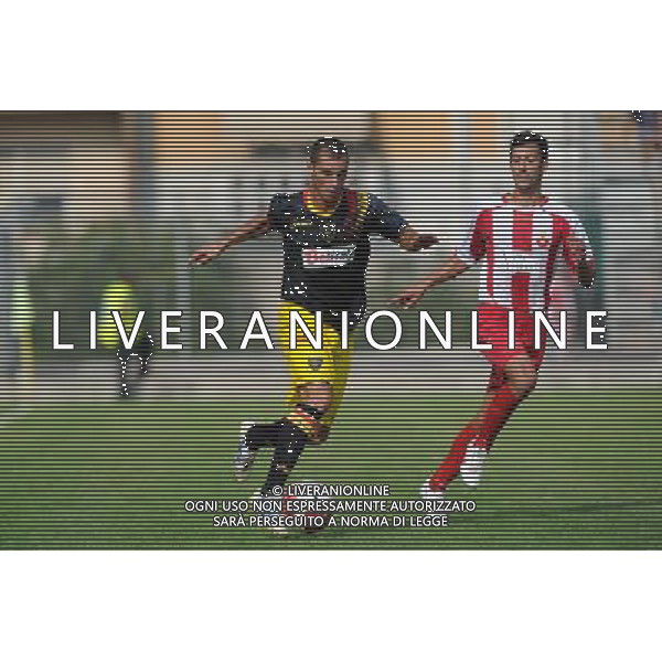 Campionato Lega PRO 1¡ Divisione girone A - 2¡ Giornata Cuneo 9-09-2012 Cuneo - Lecce nella foto: Ronaldo Vanin (Lecce) e sulla DX Davide Di Quinzio (Cuneo) foto Roberto Garavaglia - ag. Aldo Liverani sas