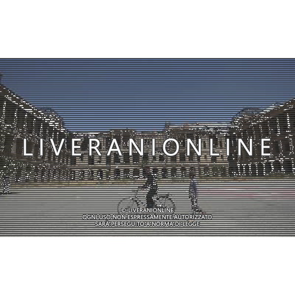 (120911) -- KABUL, Sept. 11, 2012 () -- An Afghan boy rides his bicycle in front of the destroyed Daralmine palace near the TV mountain in Kabul, Afghanistan, Sept. 11, 2012. The TV mountain was one of the first targets where the U.S.-led international forces bombed Taliban in October 2001 in direct response to the attacks on U.S. soil on Sept. 11, 2001. (/Ahmad Massoud) (zyw) ©photoshot/AGENZIA ALDO LIVERANI SAS - ITALY ONLY - Vedute della citta\' di Kabul in Afghanistan, 11 settembre, 2012.