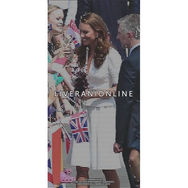 (120912) -- SINGAPORE, Sept. 12, 2012 () -- Kate Middleton (2nd R), wife of Britain\'s Prince William, interacts with the crowd during their visit to the Gardens by the Bay in Singapore, Sept. 12, 2012. (/Then Chih Wey) ©PHOTOSHOT/AGENZIA ALDO LIVERANI SAS - ITALY ONLY - REALI INGLESI: Il principe William d\'inghilterra con la moglie Kate Middleton durante la visita a Singapore, 12 settembre, 2012.