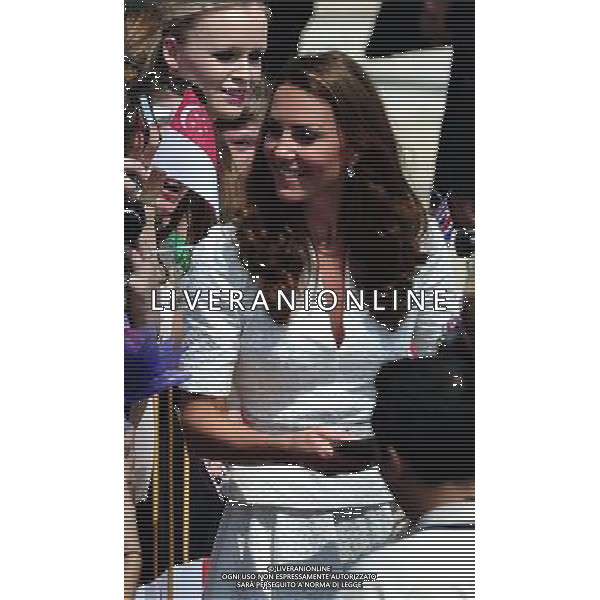 (120912) -- SINGAPORE, Sept. 12, 2012 () -- Kate Middleton (1st R), wife of Britain\'s Prince William, interacts with the crowd during their visit to the Gardens by the Bay in Singapore, Sept. 12, 2012. (/Then Chih Wey) ©PHOTOSHOT/AGENZIA ALDO LIVERANI SAS - ITALY ONLY - REALI INGLESI: Il principe William d\'inghilterra con la moglie Kate Middleton durante la visita a Singapore, 12 settembre, 2012.