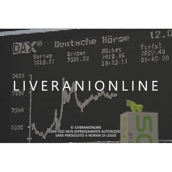 (120912) -- FRANKFURT, Sept. 12, 2012 () -- The curve of the DAX board is pictured at the stock exchange in Frankfurt, Germany, Sept. 12, 2012. Germany\'s Constitutional Court ruled that an injunction against the ESM and fiscal compact was largely unfounded and resulted in a boost of stock, with Germany\'s DAX up to 7,410, a highest point since last July. (/Shen Zhengning) (srb) ©photoshot/AGENZIA ALDO LIVERANI SAS - ITALY ONLY - Operatori e agenti della Borsa di Francoforte in Germania, 12 settembre, 2012.