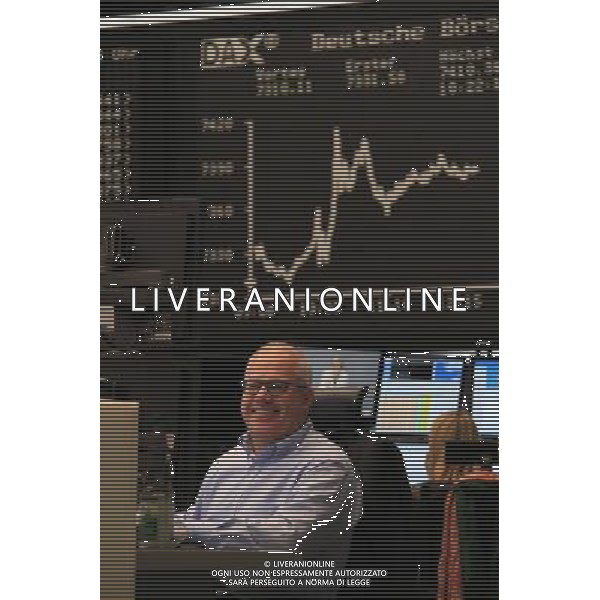 (120912) --FRANKFURT, Sept. 12, 2012 () -- A trader smiles at the Frankfurt stock exchange in Frankfurt, Germany, Sept. 12, 2012. Germany\'s Constitutional Court ruled that an injunction against the ESM and fiscal compact was largely unfounded and resulted in a boost of stock, with Germany\'s DAX up to 7,410, a highest point since last July. (/Shen Zhengning) (srb) ©photoshot/AGENZIA ALDO LIVERANI SAS - ITALY ONLY - Operatori e agenti della Borsa di Francoforte in Germania, 12 settembre, 2012.