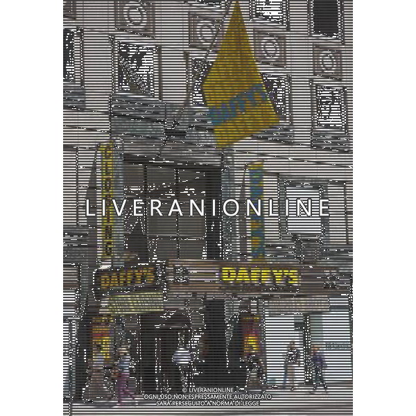 A midtown Manhattan branch of Daffy\'s, the bargain department store, is seen in New York on Thursday, August 30, 2012. JEMB Realty Corp. will be liquidating the 51 year old chain which is closing all of its 19 stores in the next few months. Joining other discounts chains such as Filene\'s Basement and Syms in discount heaven. The firm was founded by Irving Shulman in 1951 in New Jersey, originally named Daffy Dan\'s Bargain Town and sold off-price designer clothing. (å Richard B. Levine) photoshot/AG ALDO LIVERANI SAS - ITALY ONLY -