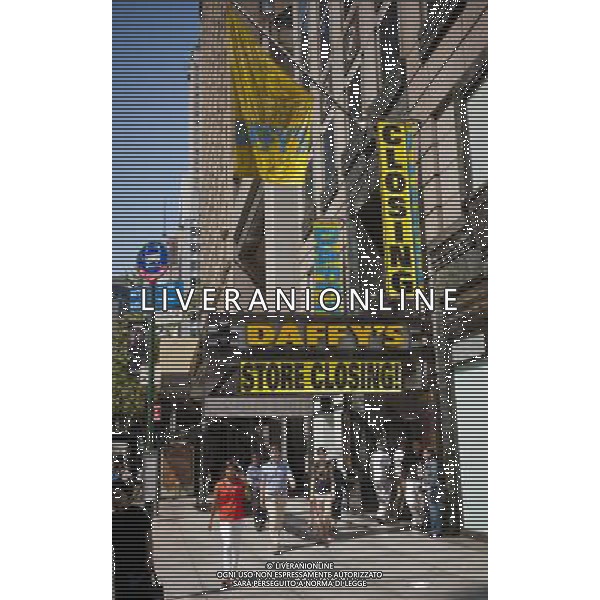 A midtown Manhattan branch of Daffy\'s, the bargain department store, is seen in New York on Thursday, August 30, 2012. JEMB Realty Corp. will be liquidating the 51 year old chain which is closing all of its 19 stores in the next few months. Joining other discounts chains such as Filene\'s Basement and Syms in discount heaven. The firm was founded by Irving Shulman in 1951 in New Jersey, originally named Daffy Dan\'s Bargain Town and sold off-price designer clothing. (å Richard B. Levine) photoshot/AG ALDO LIVERANI SAS - ITALY ONLY -