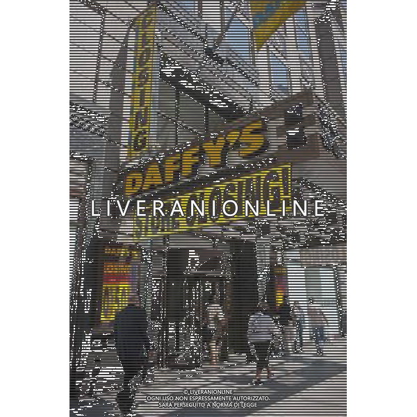 A midtown Manhattan branch of Daffy\'s, the bargain department store, is seen in New York on Thursday, August 30, 2012. JEMB Realty Corp. will be liquidating the 51 year old chain which is closing all of its 19 stores in the next few months. Joining other discounts chains such as Filene\'s Basement and Syms in discount heaven. The firm was founded by Irving Shulman in 1951 in New Jersey, originally named Daffy Dan\'s Bargain Town and sold off-price designer clothing. (å Richard B. Levine) photoshot/AG ALDO LIVERANI SAS - ITALY ONLY -