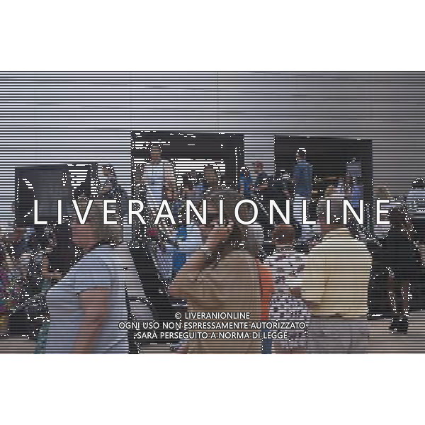 Crowds of fashionistas and photographers create a fashion scene outside of the Spring 2013 Fashion Week shows in Lincoln Center in New York, seen on Sunday, September 9, 2012. (å Richard B. Levine) photoshot/AG ALDO LIVERANI SAS - ITALY ONLY -