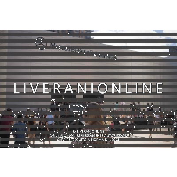 Crowds of fashionistas and photographers create a fashion scene outside of the Spring 2013 Fashion Week shows in Lincoln Center in New York, seen on Sunday, September 9, 2012. (å Richard B. Levine) photoshot/AG ALDO LIVERANI SAS - ITALY ONLY -
