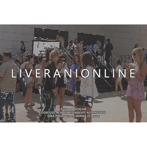 Crowds of fashionistas and photographers create a fashion scene outside of the Spring 2013 Fashion Week shows in Lincoln Center in New York, seen on Sunday, September 9, 2012. (å Richard B. Levine) photoshot/AG ALDO LIVERANI SAS - ITALY ONLY -