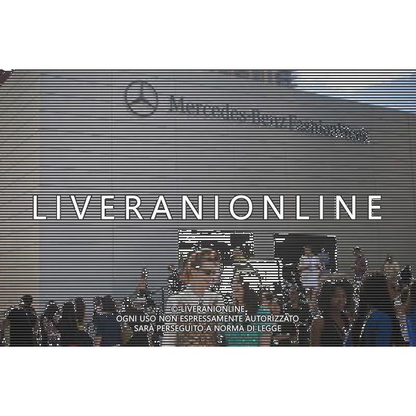 Crowds of fashionistas and photographers create a fashion scene outside of the Spring 2013 Fashion Week shows in Lincoln Center in New York, seen on Sunday, September 9, 2012. (å Richard B. Levine) photoshot/AG ALDO LIVERANI SAS - ITALY ONLY -