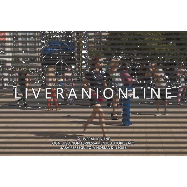 Crowds of fashionistas and photographers create a fashion scene outside of the Spring 2013 Fashion Week shows in Lincoln Center in New York, seen on Sunday, September 9, 2012. (å Richard B. Levine) photoshot/AG ALDO LIVERANI SAS - ITALY ONLY -