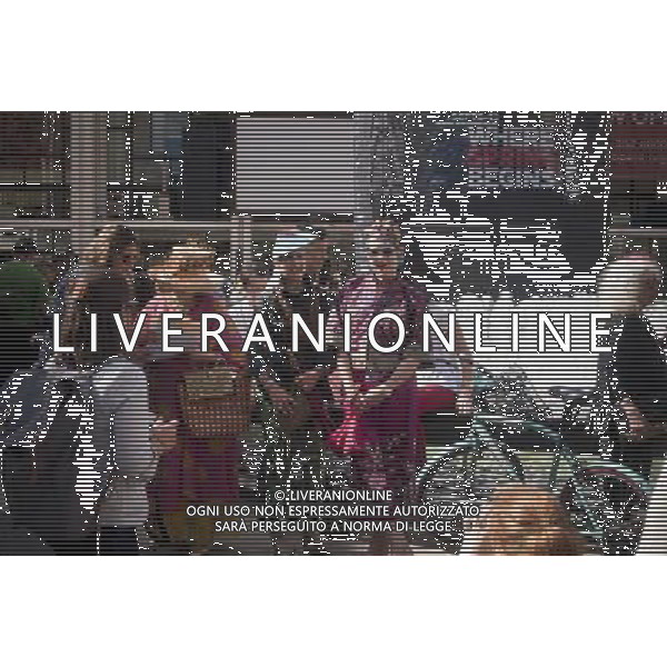 Crowds of fashionistas and photographers create a fashion scene outside of the Spring 2013 Fashion Week shows in Lincoln Center in New York, seen on Sunday, September 9, 2012. (å Richard B. Levine) photoshot/AG ALDO LIVERANI SAS - ITALY ONLY -