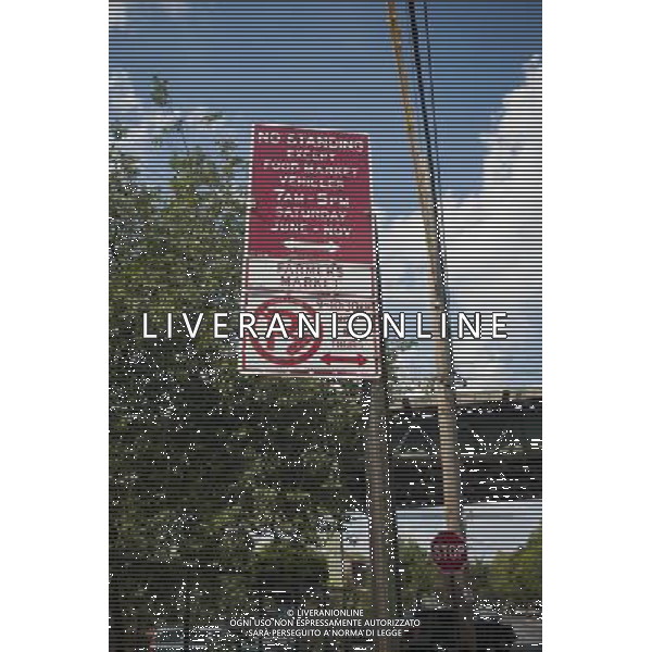 No parking sign outside East New York Farms in Brooklyn in New York in the shadow of the elevated subway train on Saturday, September 1, 2012. The farm, which had its first season in 1998, promotes local sustainable agriculture with volunteer opportunities, a Community Supported Agriculture (CSA) program, a farmers\' market and a nine month internship program. (å Richard B. Levine) ©photoshot/AGENZIA ALDO LIVERANI SAS - ITALY ONLY - EDITORIAL USE ONLY