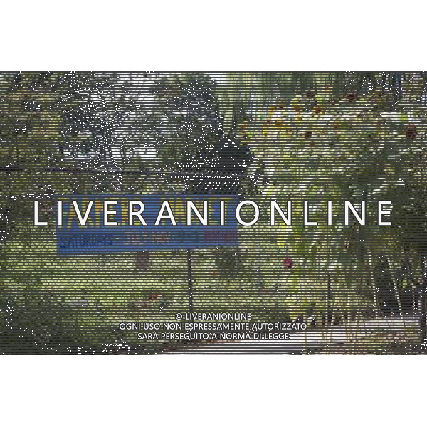 A sign for a Farmers Market seen at the East New York Farms in Brooklyn in New York on Saturday, September 1, 2012. The farm, which had its first season in 1998, promotes local sustainable agriculture with volunteer opportunities, a Community Supported Agriculture (CSA) program, a farmers\' market and a nine month internship program. (å Frances M. Roberts) ©photoshot/AGENZIA ALDO LIVERANI SAS - ITALY ONLY - EDITORIAL USE ONLY