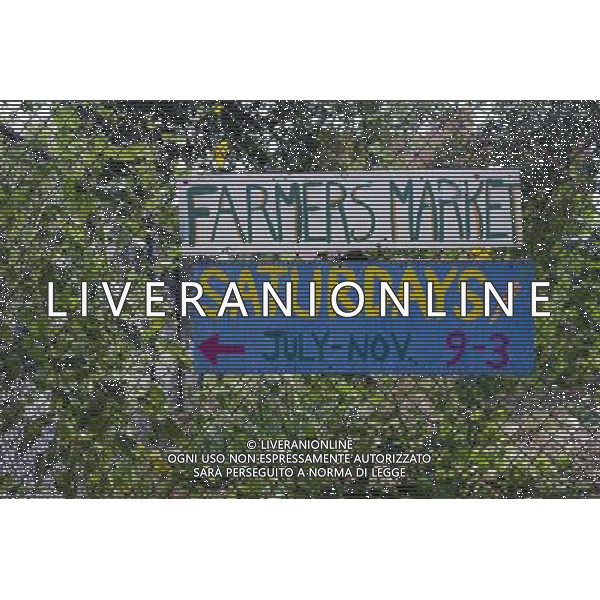 A sign for a Farmers Market seen at the East New York Farms in Brooklyn in New York on Saturday, September 1, 2012. The farm, which had its first season in 1998, promotes local sustainable agriculture with volunteer opportunities, a Community Supported Agriculture (CSA) program, a farmers\' market and a nine month internship program. (å Frances M. Roberts) ©photoshot/AGENZIA ALDO LIVERANI SAS - ITALY ONLY - EDITORIAL USE ONLY