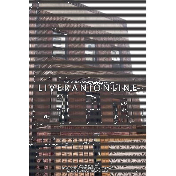 The elevated subway train is reflected in the windows of a home in the East New York neighborhood of Brooklyn in New York are seen on Saturday, September 1, 2012. (å Richard B. Levine) ©photoshot/AGENZIA ALDO LIVERANI SAS - ITALY ONLY - EDITORIAL USE ONLY