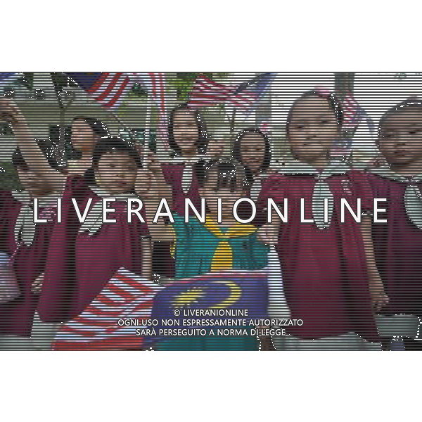 (120913) -- KUALA LUMPUR, Sept. 13, 2012 () -- Children of a kindergarten wave Malaysian flags in anticipation of the arrival of Britain\'s Prince William and his wife Kate Middleton in Kuala Lumpur, Malaysia, on Sept. 13, 2012. Britain\'s Prince William and his wife Catherine arrived in Malaysia on Thursday, on the second leg of the couple\'s tour to Southeast Asia and Pacific region. (/Chong Voon Chung) (dtf) ©photoshot/AGENZIA ALDO LIVERANI SAS - ITALY ONLY - REALI INGLESI: Il principe William d\'inghilterra e la moglie Kate Middeton, duca e duchessa di Cambridge, durante la loro visita nell\'Estremo Oriente e nel Sud Pacifico