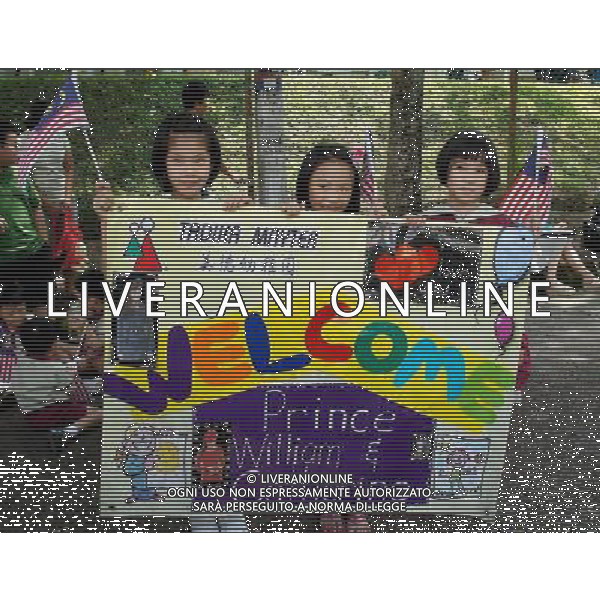 (120913) -- KUALA LUMPUR, Sept. 13, 2012 () -- Children of a kindergarten hold a welcome board in anticipation of the arrival of Britain\'s Prince William and his wife Kate Middleton in Kuala Lumpur, Malaysia, on Sept. 13, 2012. Britain\'s Prince William and his wife Catherine arrived in Malaysia on Thursday, on the second leg of the couple\'s tour to Southeast Asia and Pacific region. (/Lin Hao) (dtf) ©photoshot/AGENZIA ALDO LIVERANI SAS - ITALY ONLY - REALI INGLESI: Il principe William d\'inghilterra e la moglie Kate Middeton, duca e duchessa di Cambridge, durante la loro visita nell\'Estremo Oriente e nel Sud Pacifico