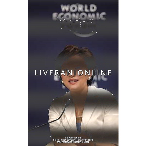 (120913) -- TIANJIN, Sept. 13, 2012 () -- Yang Lan, chairperson of Sun Media Group of China, addresses an interactive session titled \'Women as China\'s Way Forward\' during the World Economic Forum Annual Meeting of the New Champions 2012 in Tianjin, north China, Sept. 13, 2012. (/Lin Fanjing) (cl) /PHOTOSHOT/AG ALDO LIVERANI SAS ITALY ONLY -