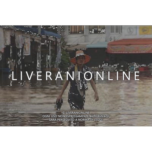 (120913) -- SUKHOTHAI (THAILAND), Sept. 13, 2012 () -- A resident wades through a flooded street in Thailand\'s Sukhothai province, on Sept. 13, 2012. The floodwater in Sukhothai started to recede, as damaged levees along the Yom River were repaired, Bangkok Post reported on Thursday. (/Rachen Sageamsak) (lr) photoshot/AG ALDO LIVERANI SAS - ITALY ONLY -