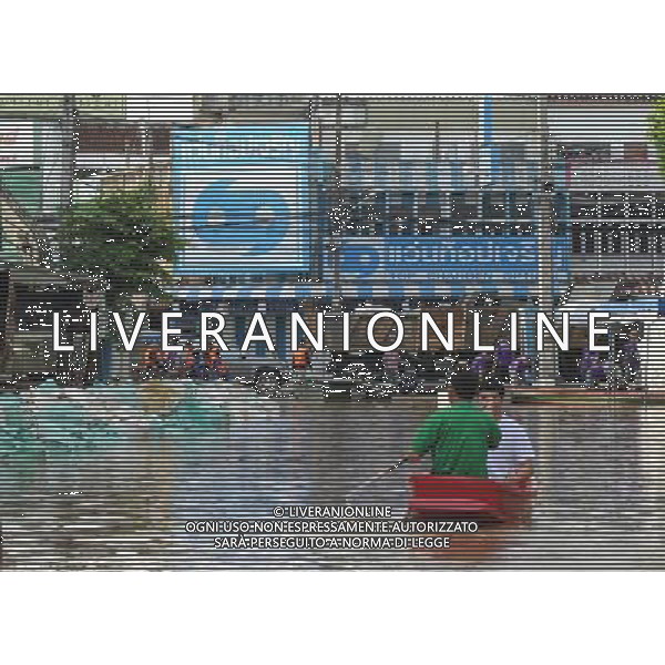 (120913) -- SUKHOTHAI (THAILAND), Sept. 13, 2012 () -- Residents row a boat at a flooded area in Thailand\'s Sukhothai province, on Sept. 13, 2012. The floodwater in Sukhothai started to recede, as damaged levees along the Yom River were repaired, Bangkok Post reported on Thursday. (/Rachen Sageamsak) (lr) photoshot/AG ALDO LIVERANI SAS - ITALY ONLY -