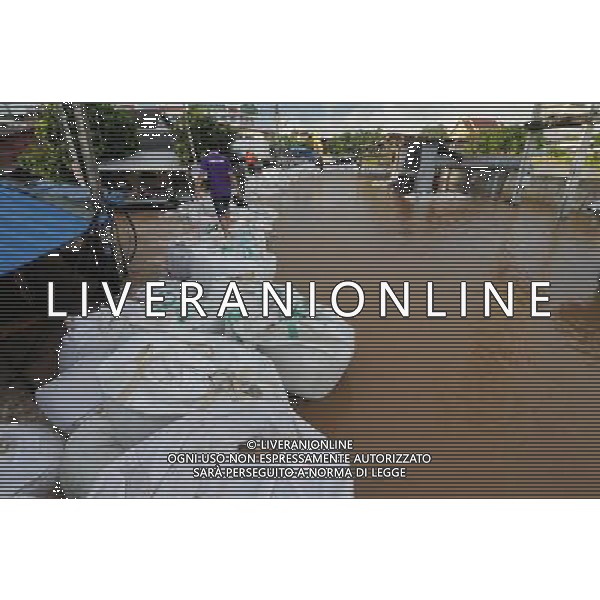 (120913) -- SUKHOTHAI (THAILAND), Sept. 13, 2012 () -- A resident walks on sandbags at a flooded area in Thailand\'s Sukhothai province, on Sept. 13, 2012. The floodwater in Sukhothai started to recede, as damaged levees along the Yom River were repaired, Bangkok Post reported on Thursday. (/Rachen Sageamsak) (lr) photoshot/AG ALDO LIVERANI SAS - ITALY ONLY -