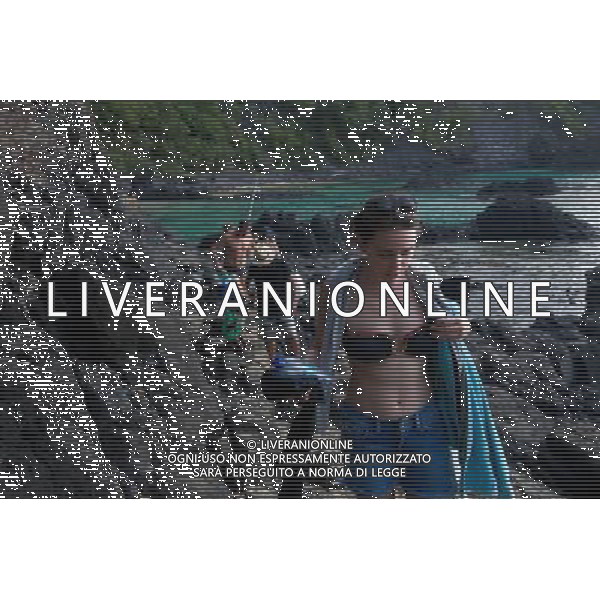 (120914) -- FERNANDO DE NORONHA, Sept. 14, 2012 () -- Tourists walk in a bay in Fernando de Noronha Archipelago of Brazil, Sep. 13, 2012. (/Weng Xinyang)(ctt) ©photoshot/Agenzia Aldo Liverani Sas - ITALY ONLY - Veduta dell\'Arcipelago Fernando de Noronha del Brasile